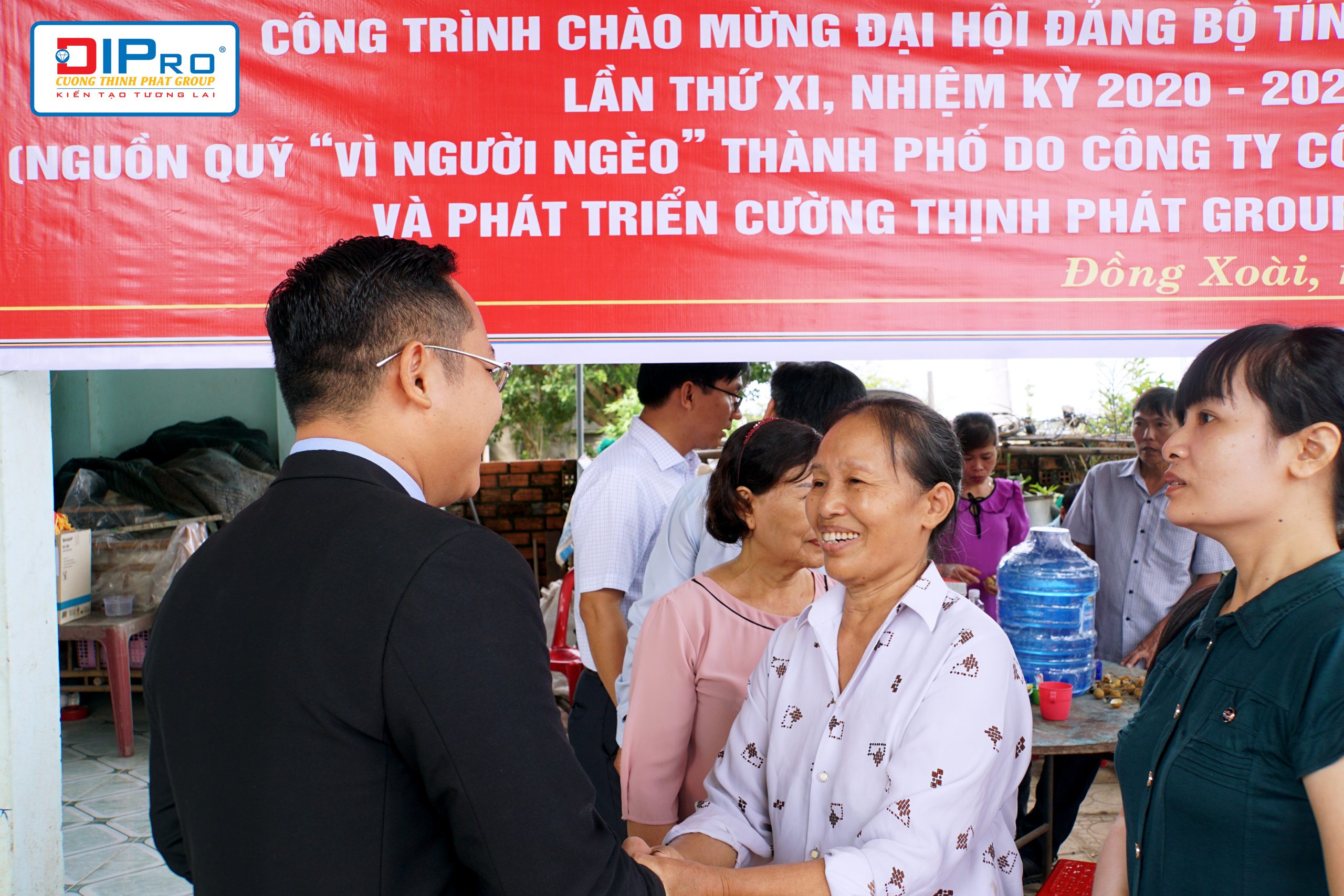 Lãnh đạo Công ty Cường Thịnh Phát trao chìa khóa nhà cho Bà Nguyễn Thị Rậu