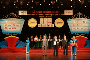 Đại diện Công ty Ông Hà Nguyễn Thương Bảo PTGĐ nhận chứng nhận Nhãn hiệu Nổi tiếng Việt Nam 2020