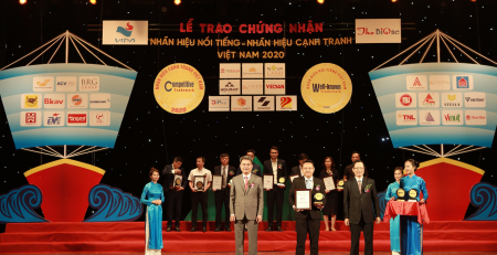 Đại diện Công ty: Ông Hà Nguyễn Thương Bảo – PTGĐ Điều Hành nhận chứng nhận Nhãn hiệu Nổi tiếng Việt Nam 2020